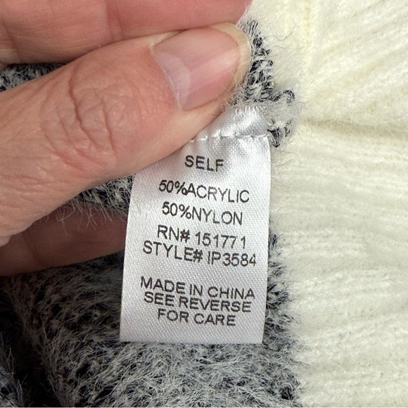 Macaron XL Fuzzy Leopard Print V Neck Sweater Soft Cozy White Black Animal Knit - Picture 6 of 8